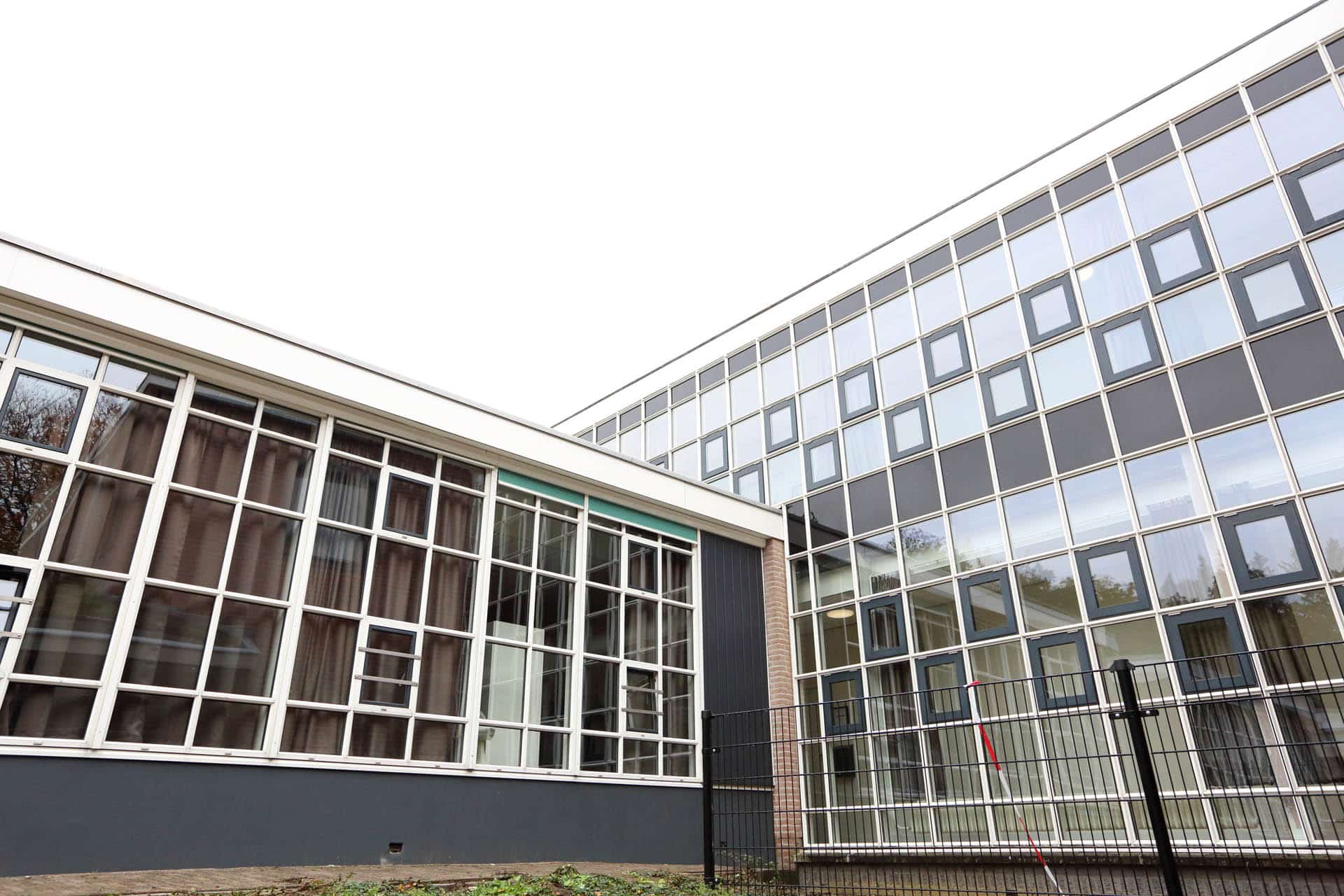Gedeelte van een gebouw met grote ramen en een modern ontwerp.