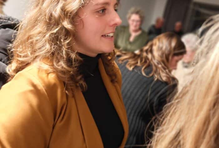 Teamleider van Bloezem in gesprek met aanwezigen tijdens een informele bijeenkomst op locatie Mill.